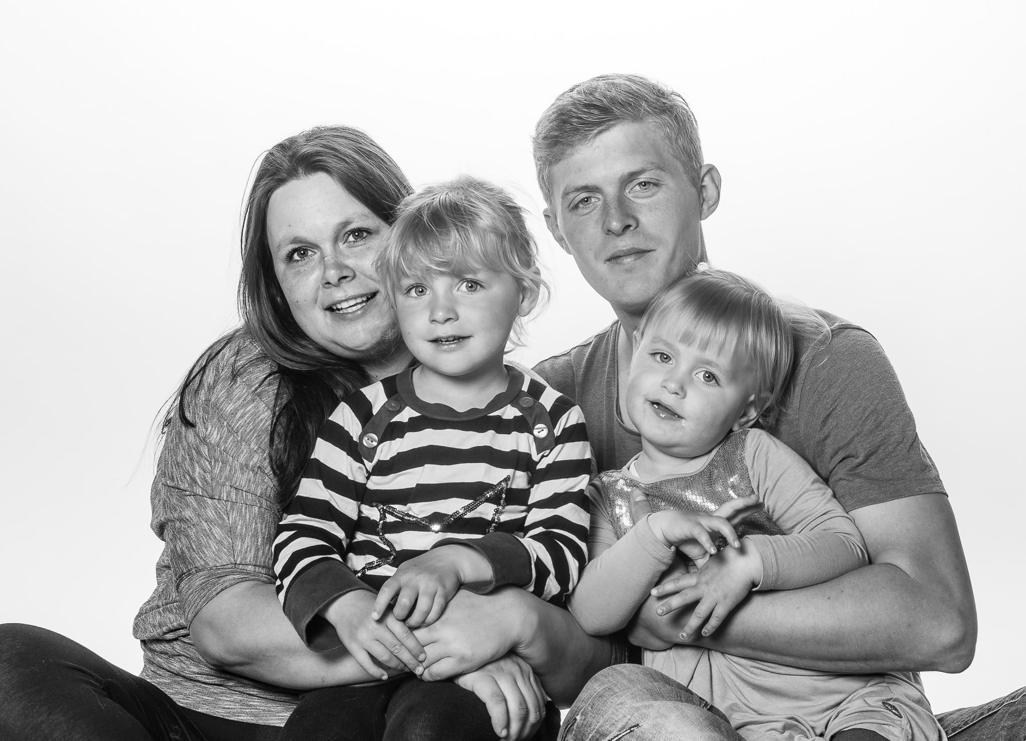 Sort-hvid fotografi af en familie på fire personer