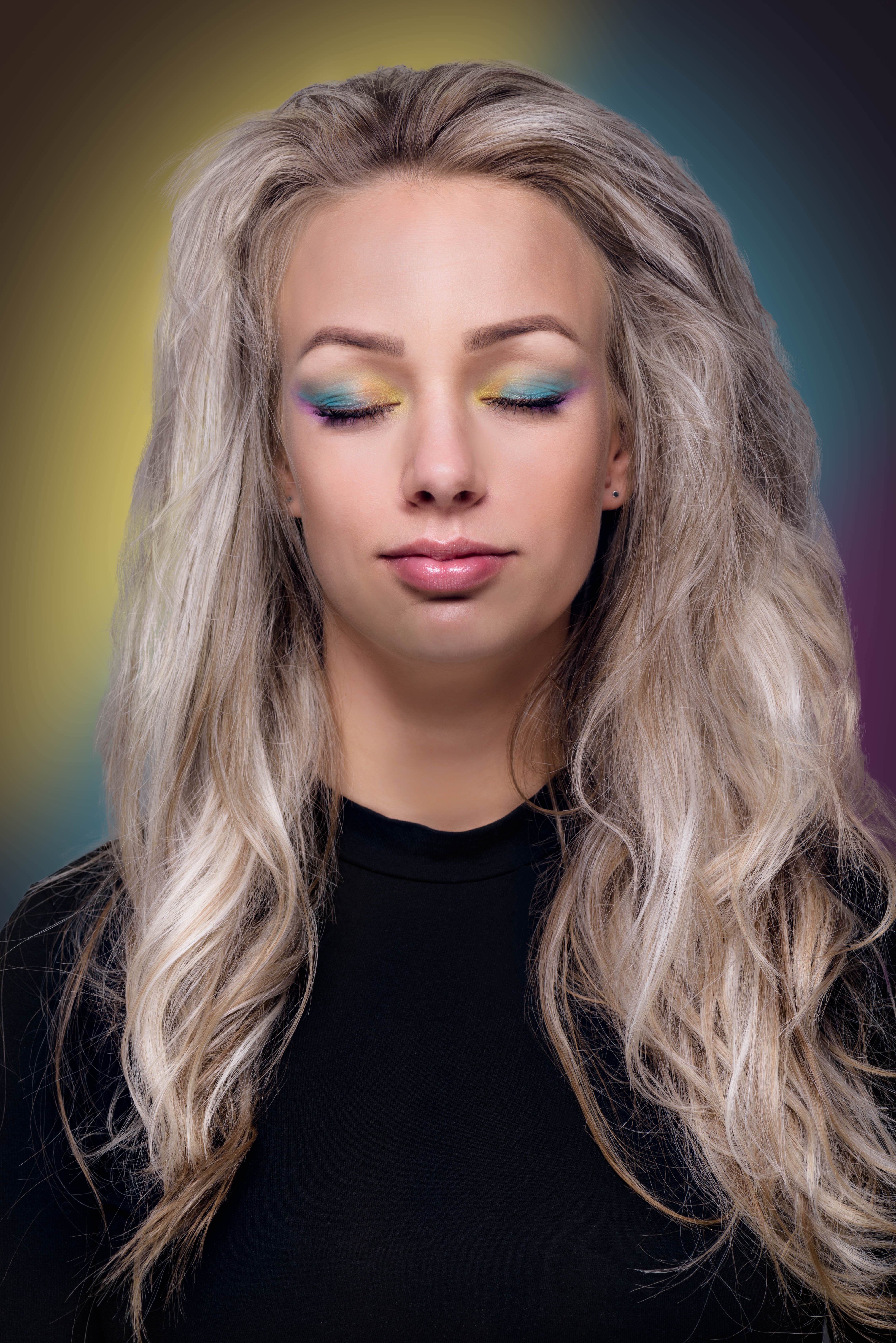 Ung smuk model med regnbue makeup