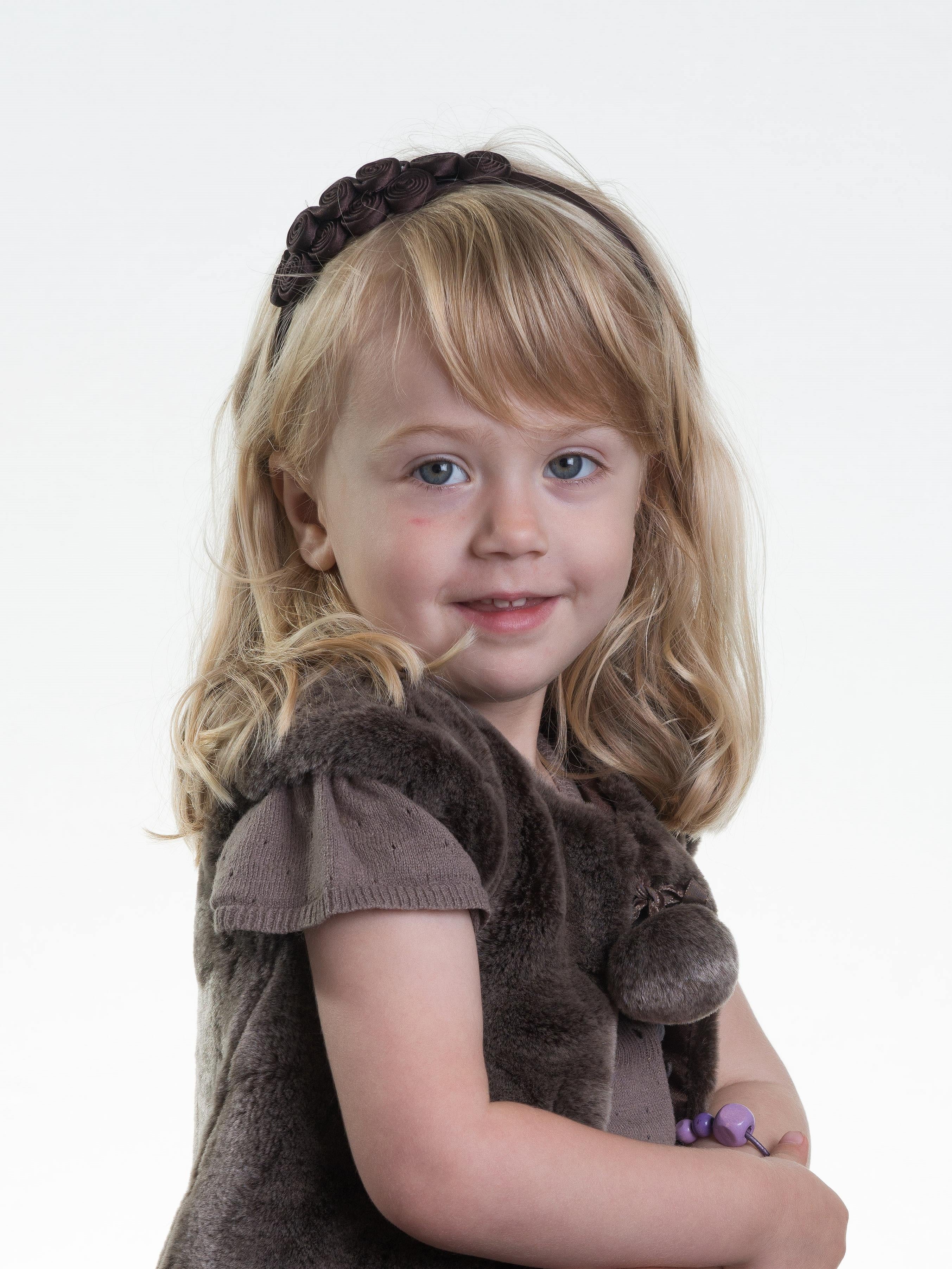 En smukt portræt af en lille pige med blond hår
