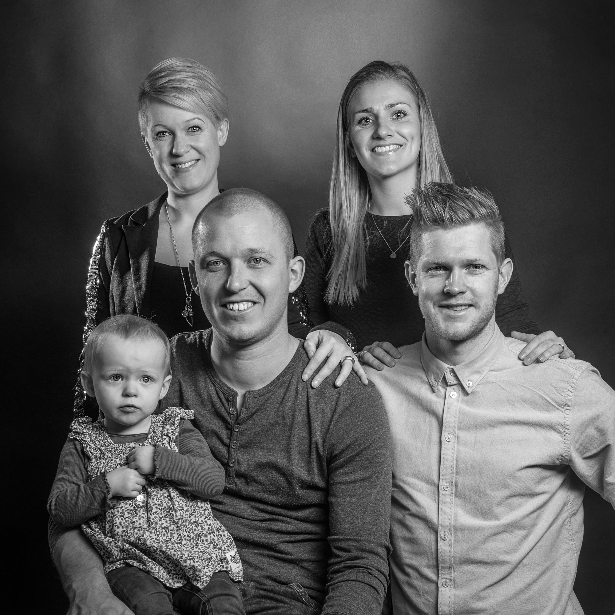 Sort-hvid gruppefoto af glad familie