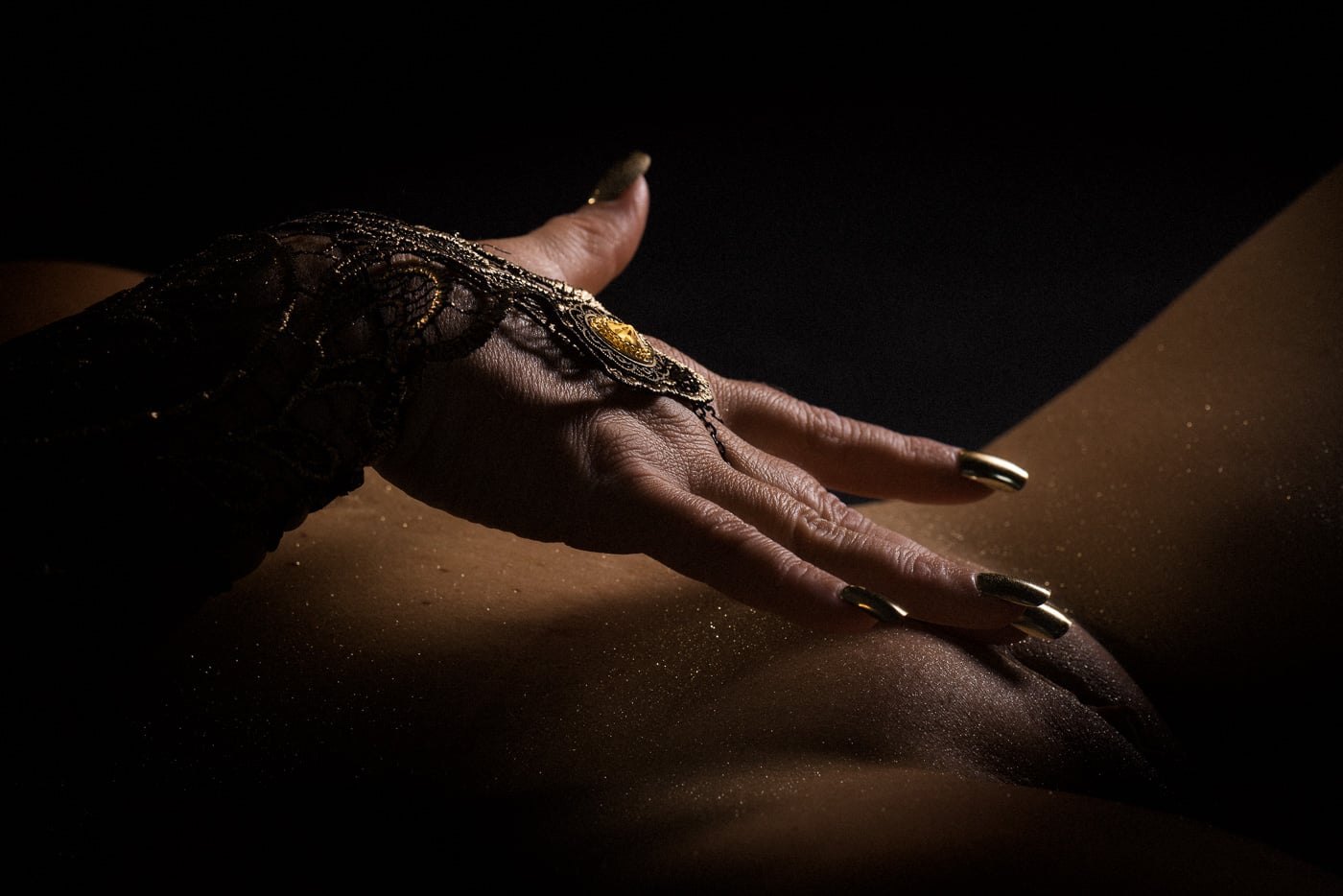 Erotisk fotografi af kvindehånd som rører ved sit køn