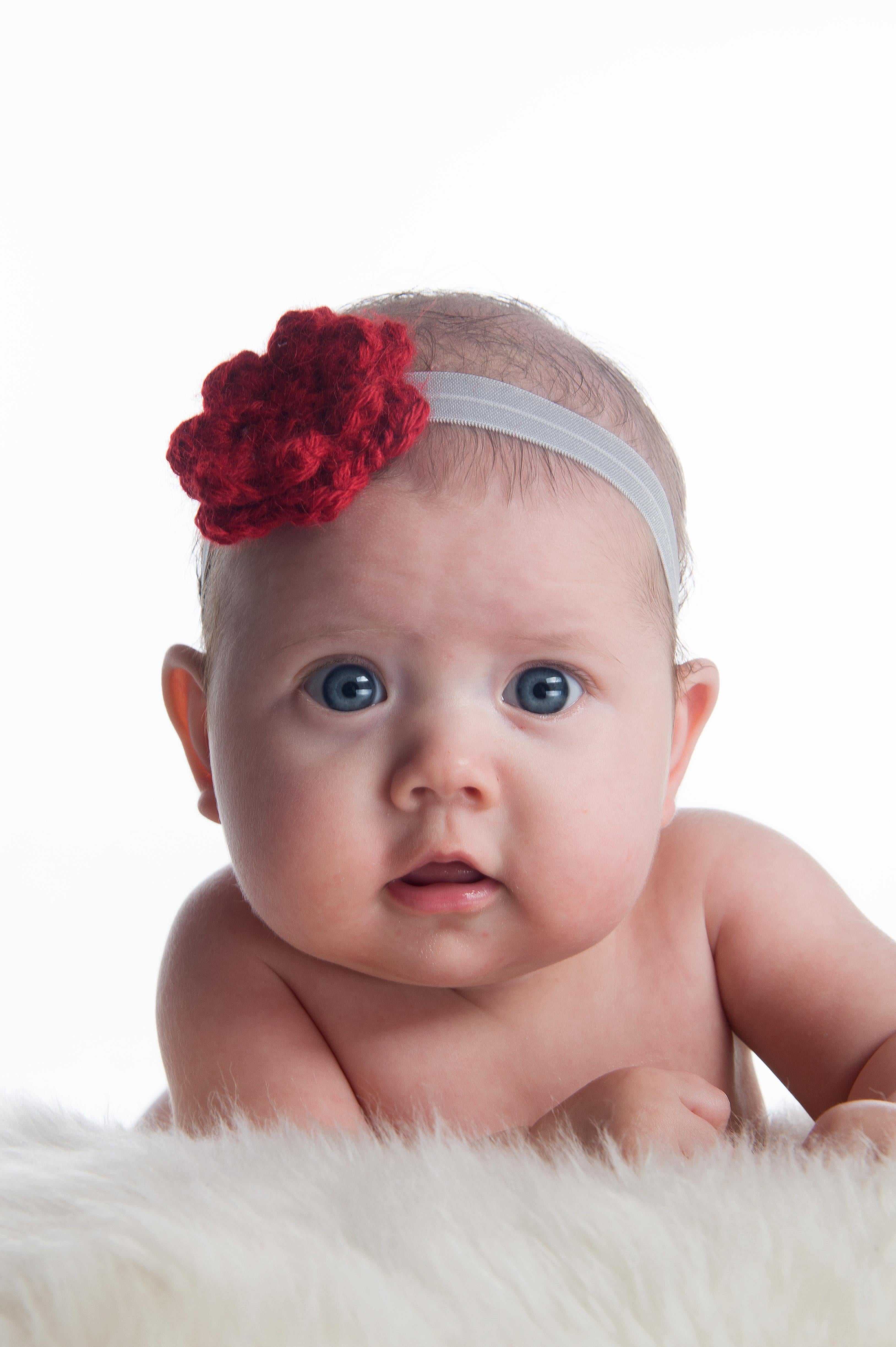 Et foto af en 4 måneder gammel pige